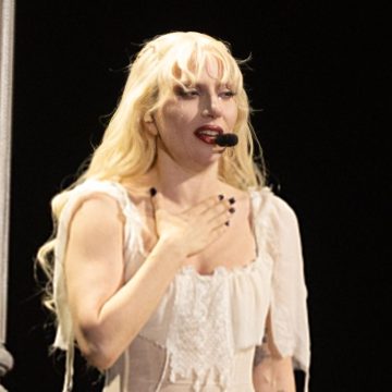 Lady Gaga se emociona durante show no Rio: ‘Estamos fazendo história’