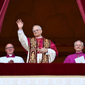 Leão XIV faz primeiro discurso como papa e conclama Igreja à união: ‘Deus ama a todos’