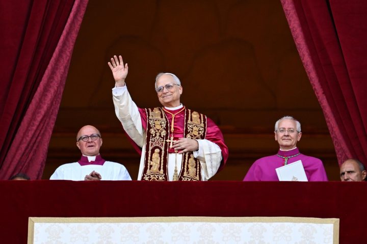 Leão XIV faz primeiro discurso como papa e conclama Igreja à união: ‘Deus ama a todos’