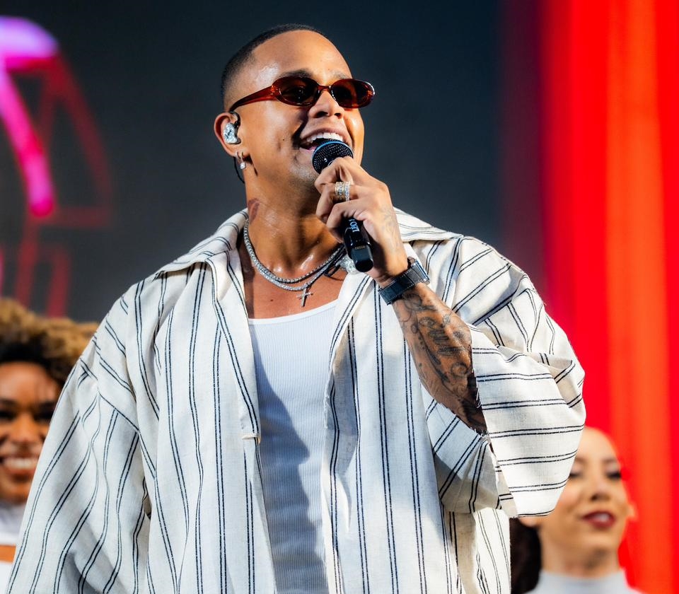 Léo Santana transforma Virada Cultural em noite de Carnaval no centro de SP; veja fotos