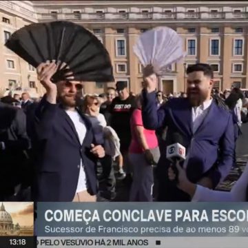 VÍDEO: Brasileiros viralizam ao levar leques para acompanhar Conclave