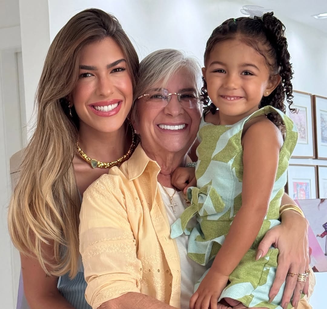 Lore Improta abre álbum de fotos do Dia das Mães em família
