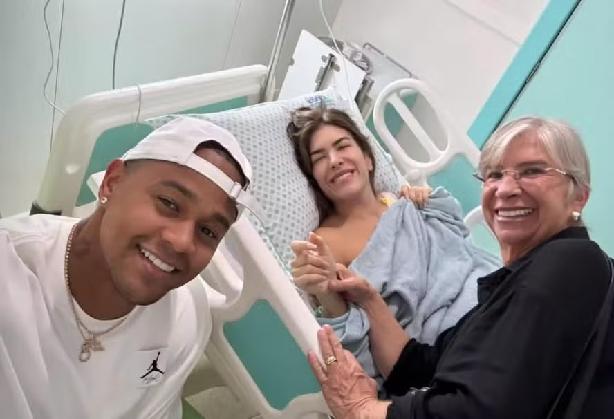 Lore Improta passa por cirurgia e toma banho com ajuda de Léo Santana