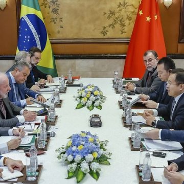 Lula na China: primeira agenda resulta em R$ 1 bi para combustível verde de aviação no Brasil