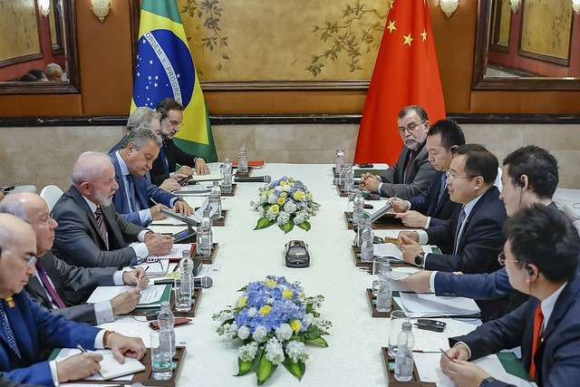 Lula na China: primeira agenda resulta em R$ 1 bi para combustível verde de aviação no Brasil