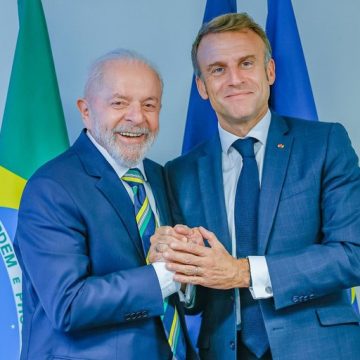 Emmanuel Macron manda recado para Lula: ‘Vamos escrever a próxima página juntos?’