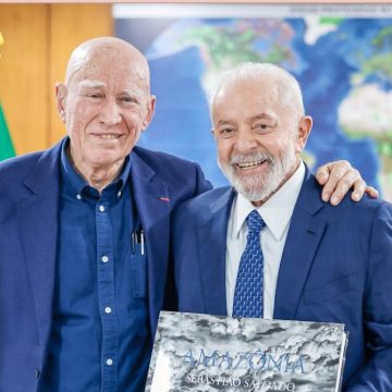 Lula faz minuto de silêncio em homenagem a Sebastião Salgado no Palácio do Planalto