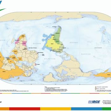 IBGE lança mapa-múndi invertido, com o Sul no topo; entenda mudança