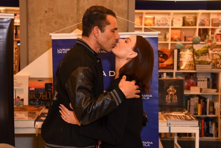 Isis Valverde prestigia lançamento do livro de Marcus Buaiz e exalta: “Meu marido”
