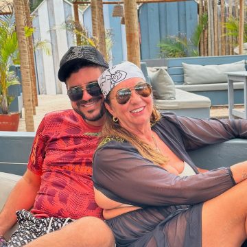Mãe de Virginia surge ao lado do novo namorado no sul da Bahia: ‘Celebrando a vida’