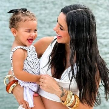 Bruna Biancardi encanta ao mostrar Mavie se divertindo na praia