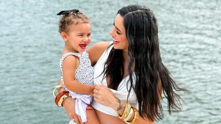Bruna Biancardi encanta ao mostrar Mavie se divertindo na praia
