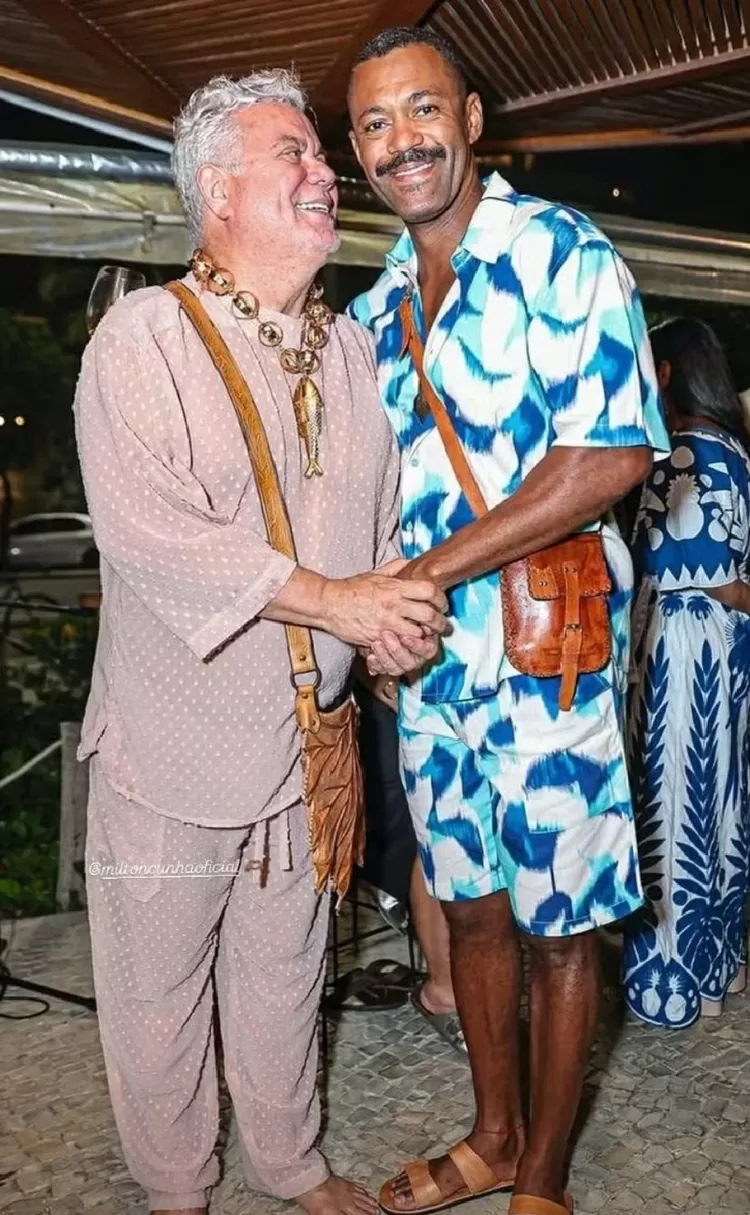 Milton Cunha faz aparição ao lado do namorado em festa no Rio de Janeiro