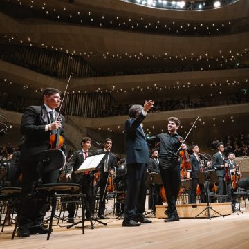 Orquestra Neojiba lota teatro na Alemanha em 3º show da turnê internacional; veja fotos
