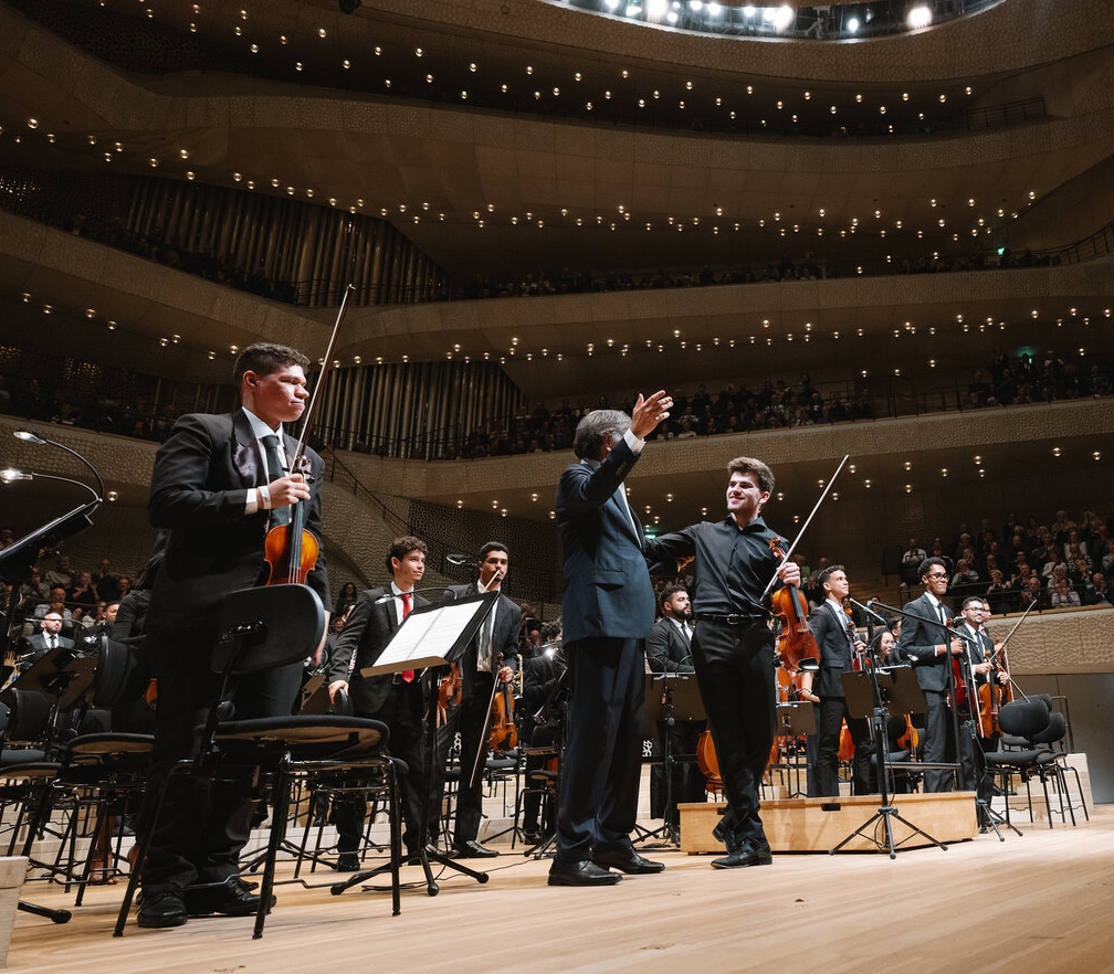 Orquestra Neojiba lota teatro na Alemanha em 3º show da turnê internacional; veja fotos