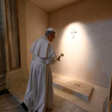 Papa Leão XIV visita túmulo do Papa Francisco e deixa rosa branca