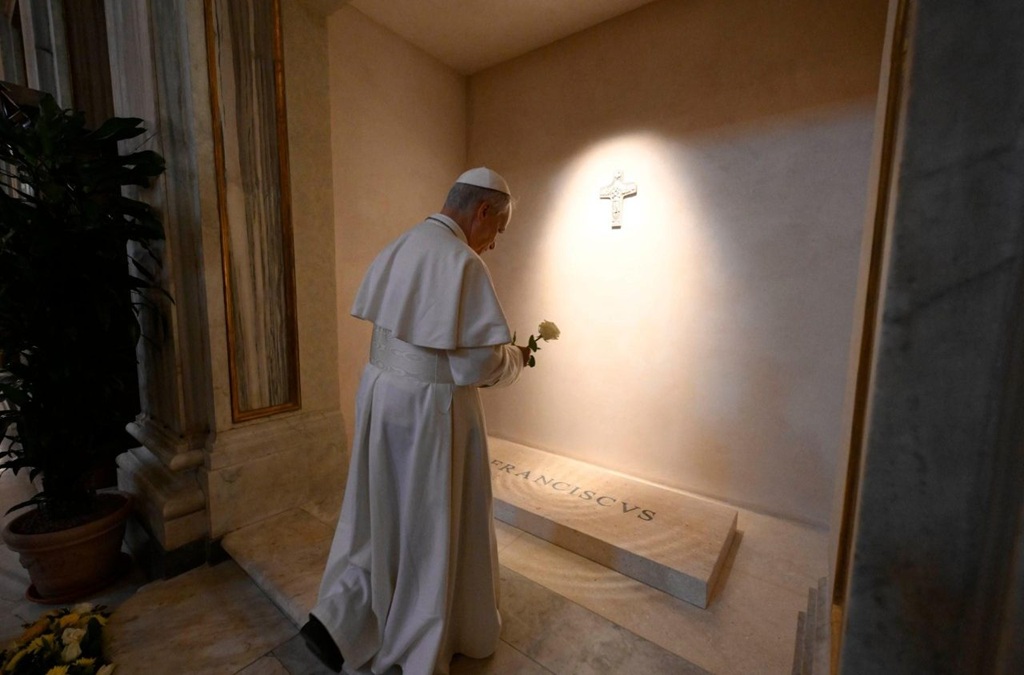 Papa Leão XIV visita túmulo do Papa Francisco e deixa rosa branca