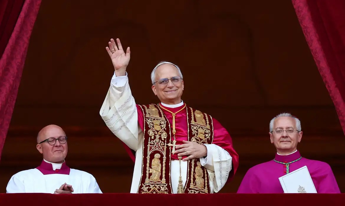 Papa Leão XIV pede paz e lembra Francisco: “ajudem a construir pontes”