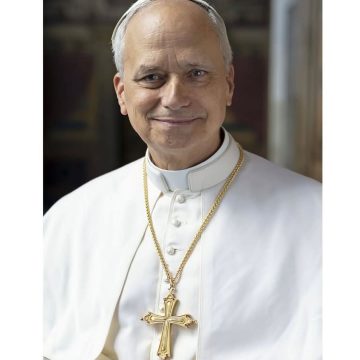 Vaticano divulga foto oficial do papa Leão XIV com assinatura e brasão