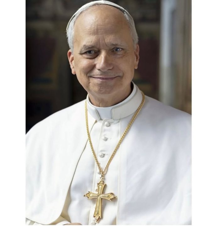 Vaticano divulga foto oficial do papa Leão XIV com assinatura e brasão
