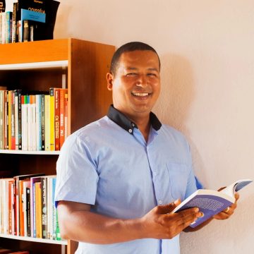 Conheça o porteiro de condomínio de luxo que lê 50 livros por ano