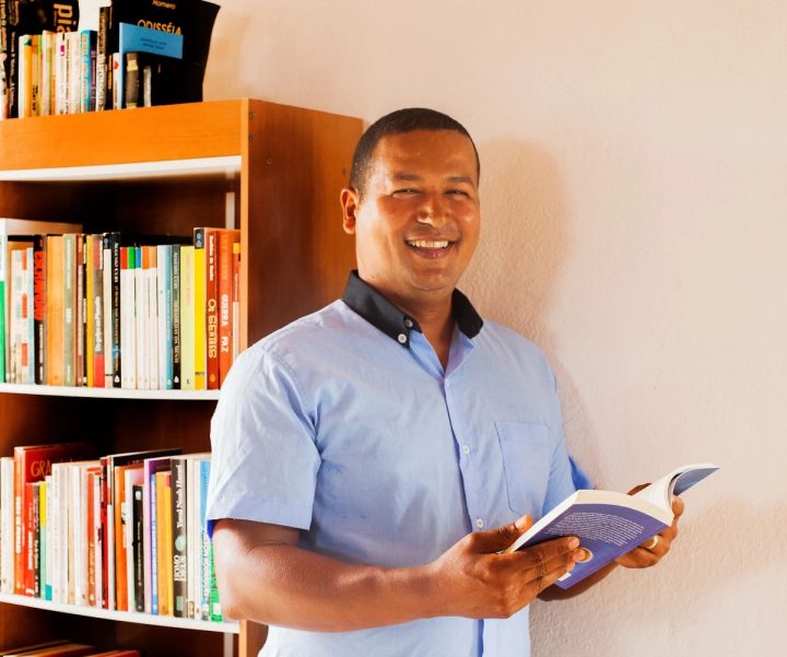 Conheça o porteiro de condomínio de luxo que lê 50 livros por ano