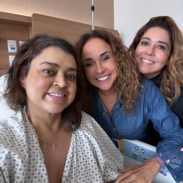 Daniela Mercury visita Preta Gil no hospital e aproveita para fazer check-up