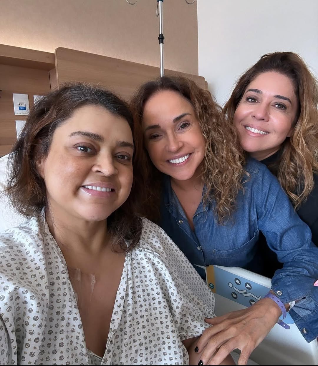 Daniela Mercury visita Preta Gil no hospital e aproveita para fazer check-up