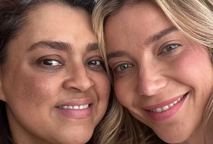 Primas, Preta Gil e Luiza Possi se encontram às vésperas da cantora embarcar para o exterior
