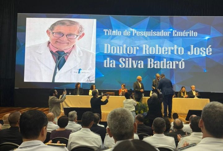 Médico baiano Roberto Badaró recebe título de Pesquisador Emérito em cerimônia no Rio de Janeiro