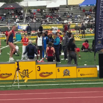 Atleta sobe no primeiro lugar do pódio após ser derrotada por rival trans