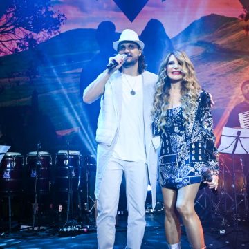 De surpresa, Tato do Falamansa canta com Elba Ramalho no Arraiá do Alô Alô Bahia