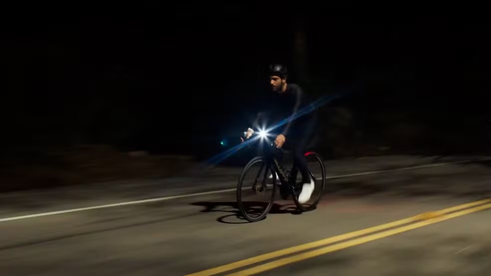 Vale Tudo: Afonso sofre acidente durante trilha de bicicleta