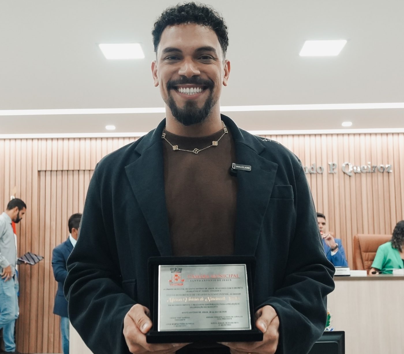 Ex-BBB Vinicius recebe homenagem na Câmara de Vereadores de Santo Antônio de Jesus