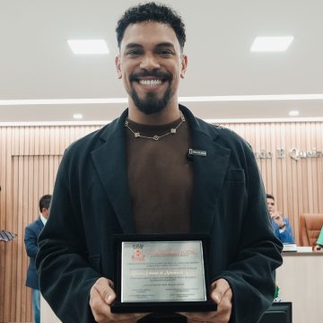 Ex-BBB Vinicius recebe homenagem na Câmara de Vereadores de Santo Antônio de Jesus