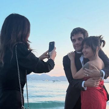 Wagner Moura rouba cena ao aparecer ao lado da esposa em Cannes