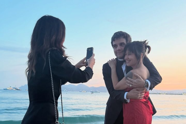 Wagner Moura rouba cena ao aparecer ao lado da esposa em Cannes