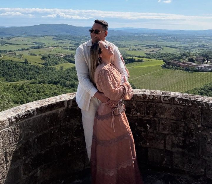 Xanddy posta foto romântica com Carla Perez na Itália: ‘Mais feliz e completo’