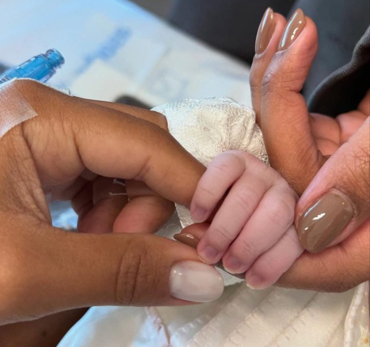 Ludmilla e Brunna Gonçalves anunciam nascimento da filha Zuri: ‘As três mulheres mais felizes do mundo’