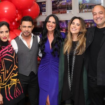 Zezé Di Camargo recebe Graciele Lacerda e família em show no Dia dos Namorados