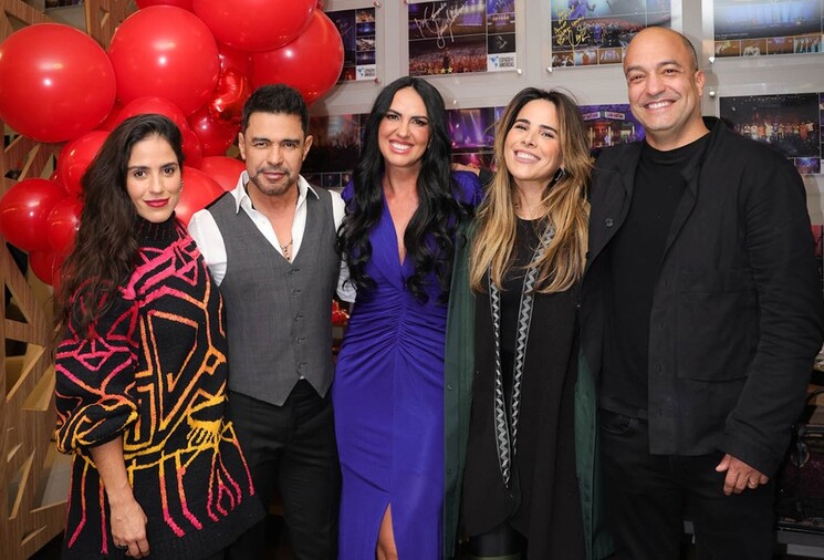 Zezé Di Camargo recebe Graciele Lacerda e família em show no Dia dos Namorados
