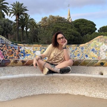 Pitty visita famoso ponto turístico na Europa: “Viajar é bom demais”