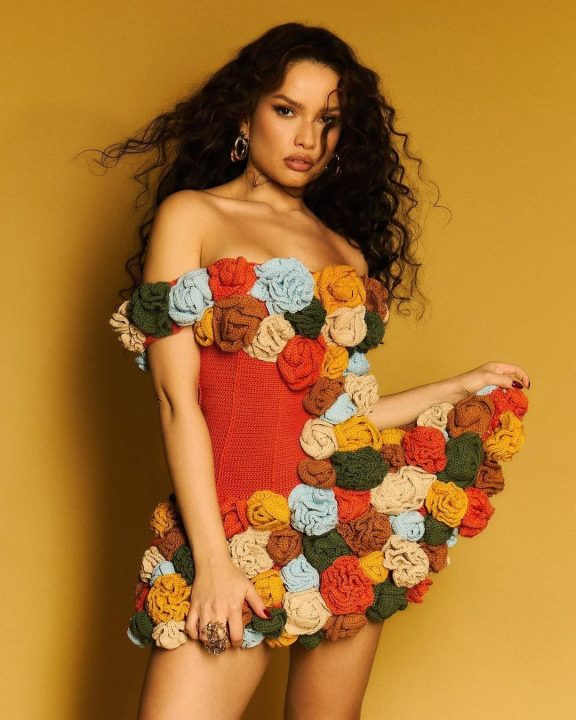 Juliette veste marca baiana Ateliê Mão de Mãe em look artesanal para festa junina