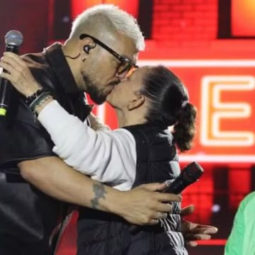 Prefeita de cidade na Bahia beija Belo no palco durante show de São João