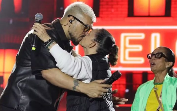 Prefeita de cidade na Bahia beija Belo no palco durante show de São João
