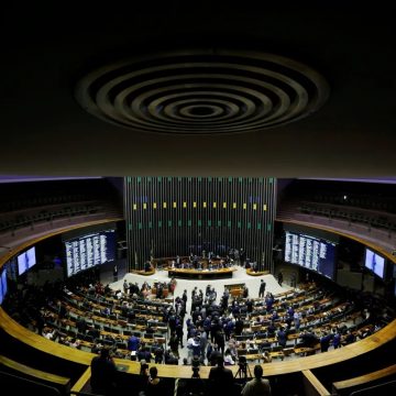 Congresso aprova aumento de deputados no mesmo dia em que limita receita do governo