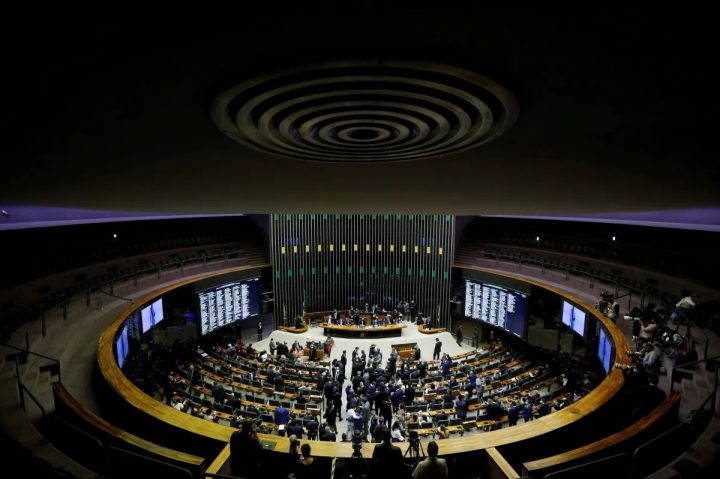 Congresso aprova aumento de deputados no mesmo dia em que limita receita do governo