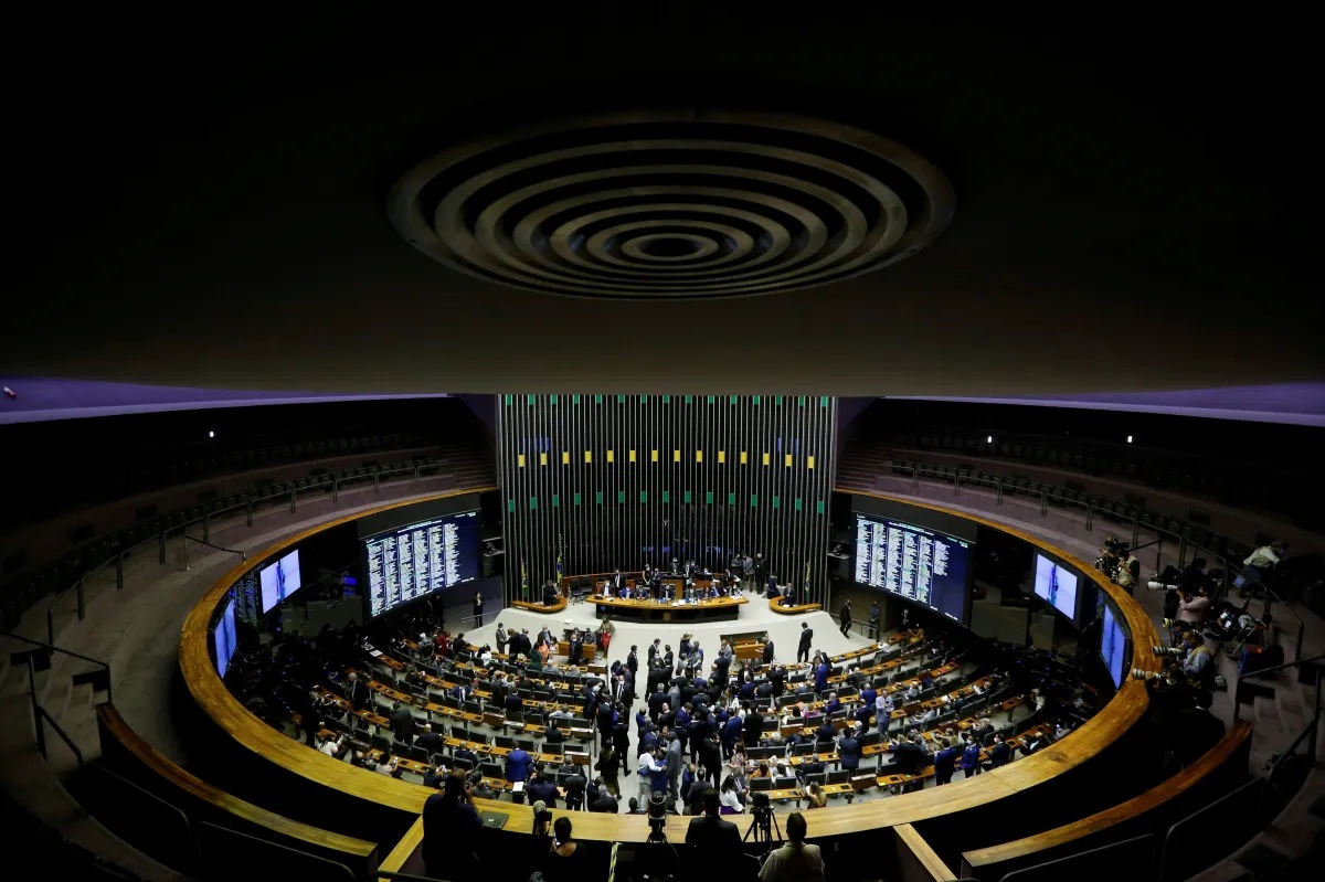 Congresso aprova aumento de deputados no mesmo dia em que limita receita do governo