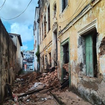 Imóvel histórico desaba após incêndio no Santo Antônio Além do Carmo