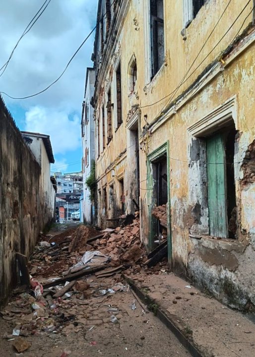 Imóvel histórico desaba após incêndio no Santo Antônio Além do Carmo